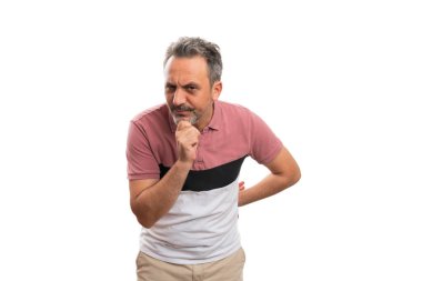 Erkek manken düşüncesi garip bir ifade takınıyor. El giyip çeneye dokunuyor. Yazlık kıyafetlerle beyaz arka planda boş bir telif alanı bırakıyor.