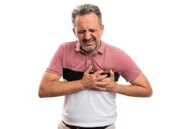 Hasta yetişkin erkek manken göğsüne dokunuyor, günlük renkli tişörtler giyiyor kalp krizi, kalp krizi, sorun jestleri, sağlık hastalığı kavramları, beyaz arka planda izole edilmiş.