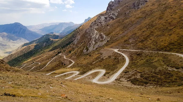 Een Onverharde Weg Met Veel Bochten Door Middel Van Pass — Stockfoto