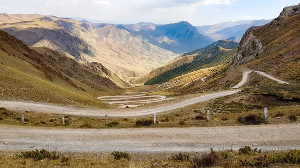 Een Onverharde Weg Met Veel Bochten Door Middel Van Pass — Stockfoto