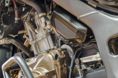 Detayını kazasında bar ve dismotled ile motosiklet motor kaputu.