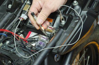 Ayrıntı görünümü kontrol voltaj motosiklet sigorta kutusu.