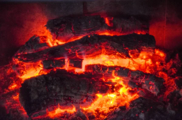 拱形原木和灰进入家庭壁炉 — 图库照片