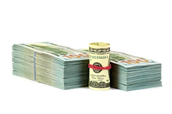 Μια στοίβα χρήματα με ένα εμπρόσθιο μέτωπο που απομονώθηκε σε λευκό πίσω — Φωτογραφία Αρχείου