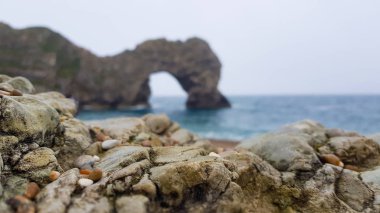 Sis ve soğuk hava altında kaya Durdle Kapı ile koy