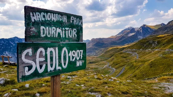 Een uitzicht op Durmitor vallei in Monte Negro onder blauwe lucht met clo — Stockfoto