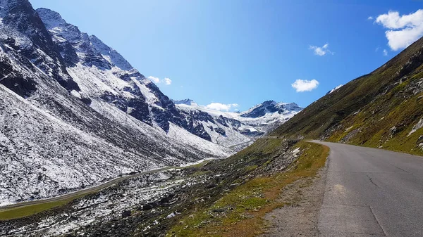 Uitzicht vanaf de weg bij de eerste sneeuw in de Tiroolse Alpen in september — Stockfoto