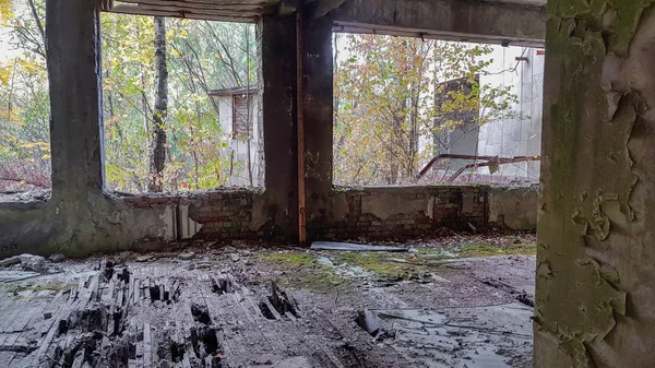 Um interior do antigo edifício abandonado muitos anos após a política nuclear — Fotografia de Stock