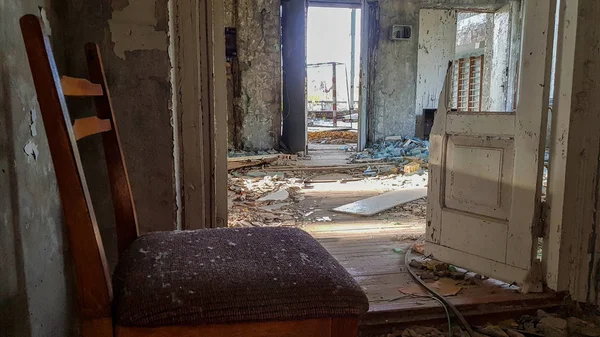 Um interior do antigo edifício abandonado muitos anos após a política nuclear — Fotografia de Stock