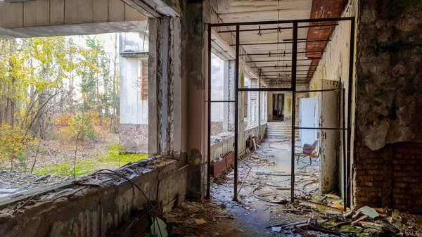 Um interior do antigo edifício abandonado muitos anos após a política nuclear — Fotografia de Stock