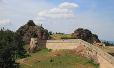 Belogradchik rock heykeller, Bulgaristan Belogradchik şehir yakınında, taşlar. İnsanlar, hayvanlar, kaleler, piramitler veya nesneye benzeyen rock rakamlar grupları içerdikleri.
