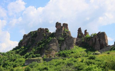 Belogradchik rock heykeller, Bulgaristan Belogradchik şehir yakınında, taşlar. İnsanlar, hayvanlar, kaleler, piramitler veya nesneye benzeyen rock rakamlar grupları içerdikleri.