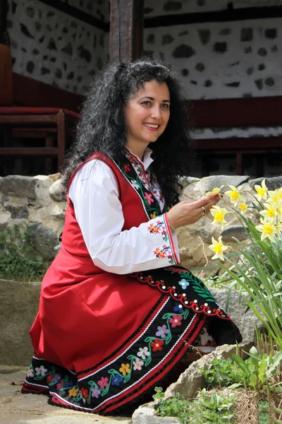 Piękna Młoda Kobieta Ubrana Kostium Bułgarski Tradycyjnego Folkloru Pozowanie Ogrodzie — Zdjęcie stockowe