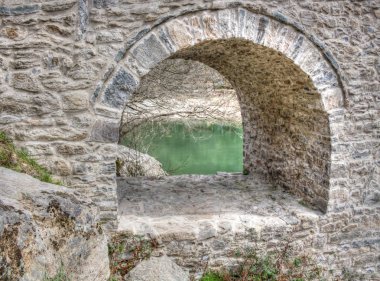 Bulgaristan Ardino town yakınındaki Şeytan Köprüsü denilen eski bir taş köprü