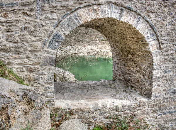 保加利亚 Ardino 镇附近的一座古老的石桥称为恶魔桥 — 图库照片