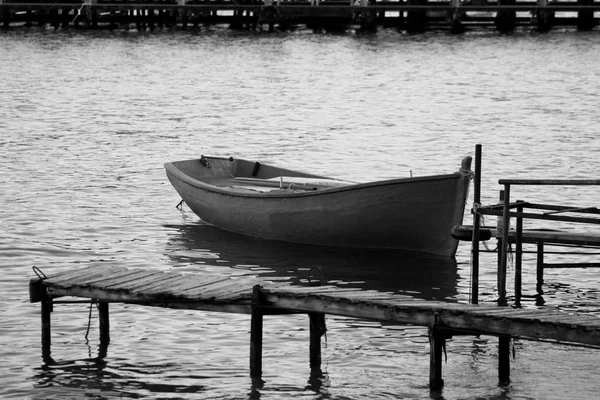 Denizin içinde tek bir tekne ile bir yaz kompozisyon