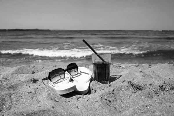 Composición Verano Con Chanclas Gafas Sol Vaso Menta Playa Blanco —  Fotos de Stock