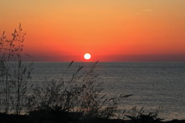 Bulgaristan'ın Karadeniz sahil üzerinde romantik gündoğumu