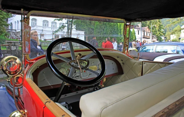 Sinaia, Transilvanya, Romanya - 30 Haziran 2018 Sinaia Concours d 'Elegance - Uluslararası Vintage Otomobil Geçidi