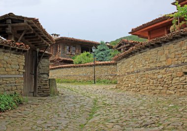 Zheravna genel görünümünü, onun yeniden canlanması için bilinen Bulgaristan'da otantik eski köy evleri