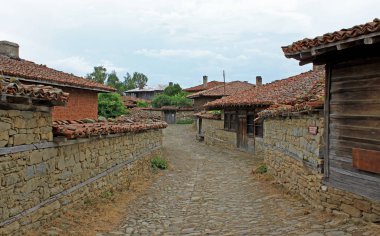 Zheravna genel görünümünü, onun yeniden canlanması için bilinen Bulgaristan'da otantik eski köy evleri