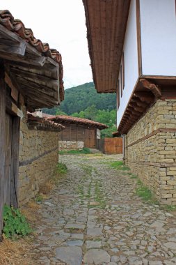 Zheravna genel görünümünü, onun yeniden canlanması için bilinen Bulgaristan'da otantik eski köy evleri