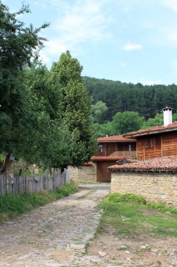 Zheravna genel görünümünü, onun yeniden canlanması için bilinen Bulgaristan'da otantik eski köy evleri