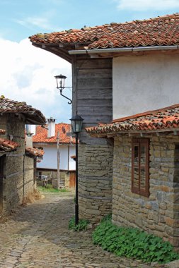 Zheravna genel görünümünü, onun yeniden canlanması için bilinen Bulgaristan'da otantik eski köy evleri