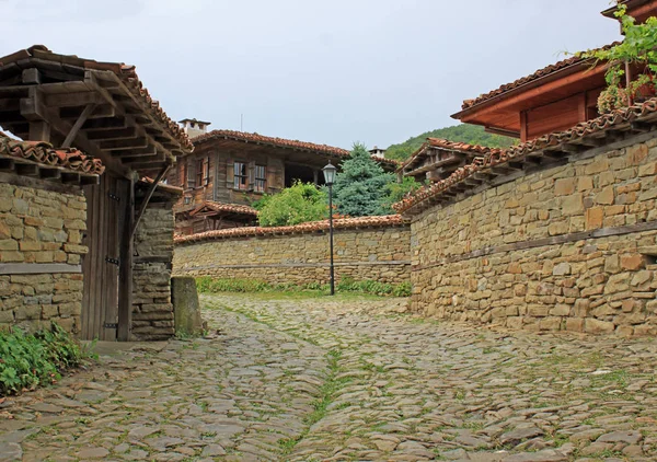 Zheravna genel görünümünü, onun yeniden canlanması için bilinen Bulgaristan'da otantik eski köy evleri