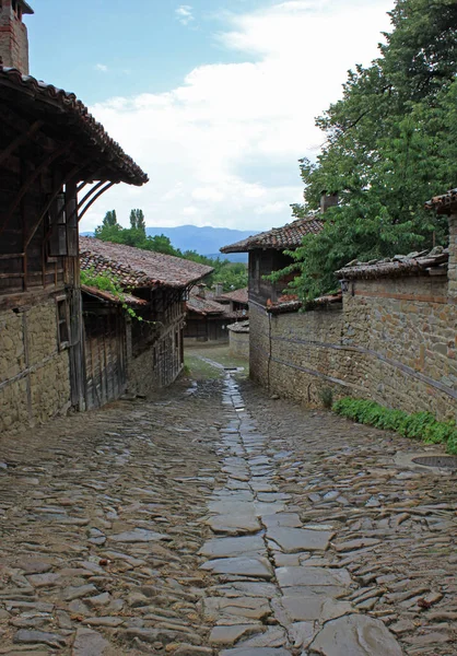 Zheravna genel görünümünü, onun yeniden canlanması için bilinen Bulgaristan'da otantik eski köy evleri