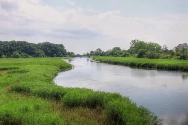 Sommerlandschaft Mit Flauschigen Wolken Und Einem Fluss — Stockfoto