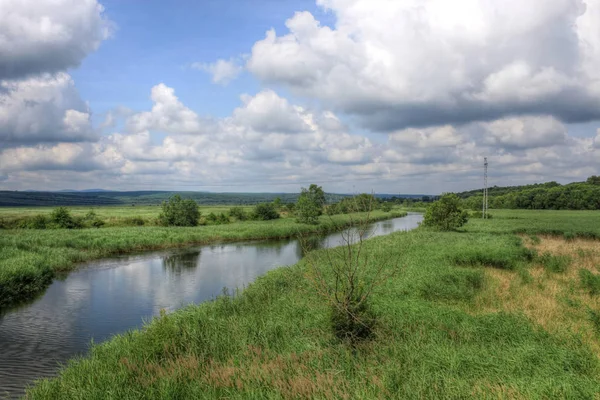 Sommerlandschaft Mit Flauschigen Wolken Und Einem Fluss — Stockfoto