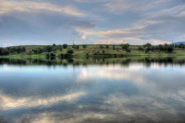 Bulgar kırsal pitoresk bir gölde bir yere yaz, yatay