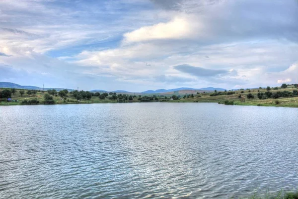 Paisagem Verão Com Lago Pitoresco Algum Lugar Campo Búlgaro — Fotografia de Stock