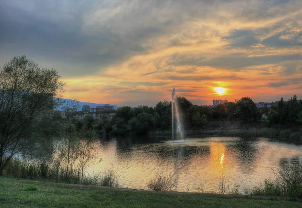 Una Colorida Puesta Sol Sobre Lago Ciudad Con Edificios Distancia — Foto de Stock