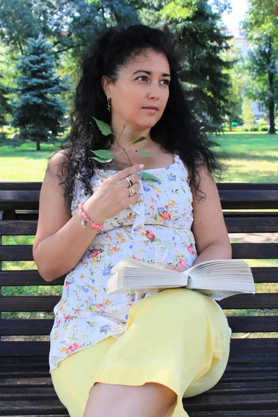 Une Jeune Belle Femme Aux Longs Cheveux Bouclés Lit Livre — Photo