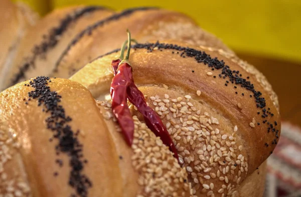 Nahaufnahme Bild Von Roten Paprika Über Hausgemachtem Fladenbrot — Stockfoto