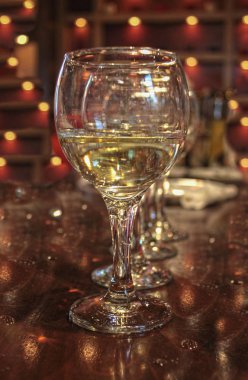 Bir kadeh beyaz şarap şenlikli bir arka plan üzerinde portre resmi