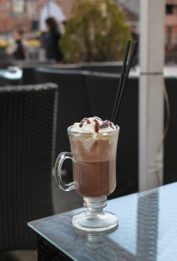 İki pipetile Yunan frappe kahve tek bir bardak Closeup resmi 