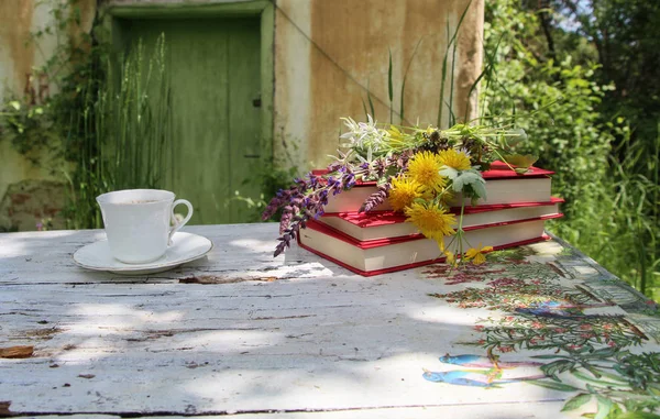 乡村花园静静的生活 壶和一杯咖啡放在老式桌子上 — 图库照片