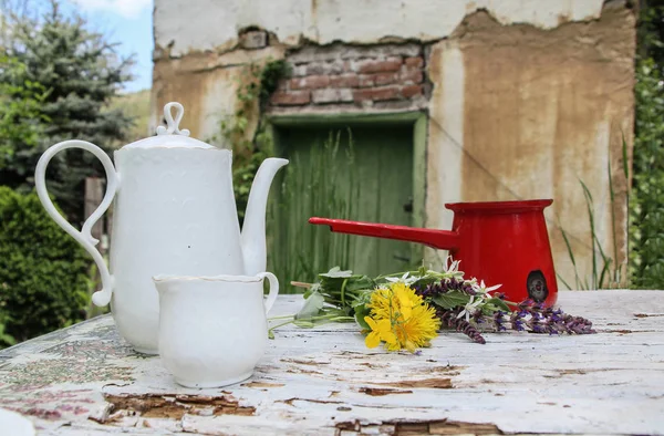 野生の花 水差し ヴィンテージテーブルの上にコーヒーを飲みながら田舎の庭で静物 — ストック写真