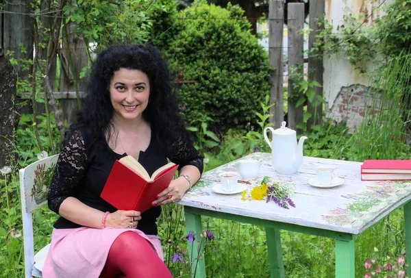 Uma Bela Jovem Posando Livre Com Livro Vermelho Suas Mãos — Fotografia de Stock