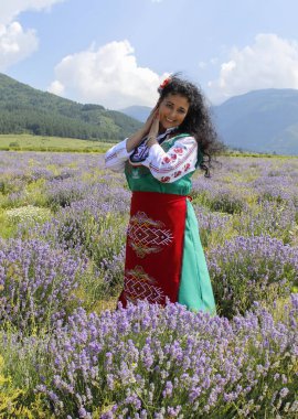 Bulgar folklor kostümü giymiş bir lavanta alanında poz güzel bir esmer kadın 