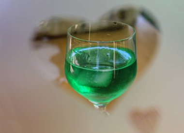 Buz ile taze soğuk nane cam bir closeup resim