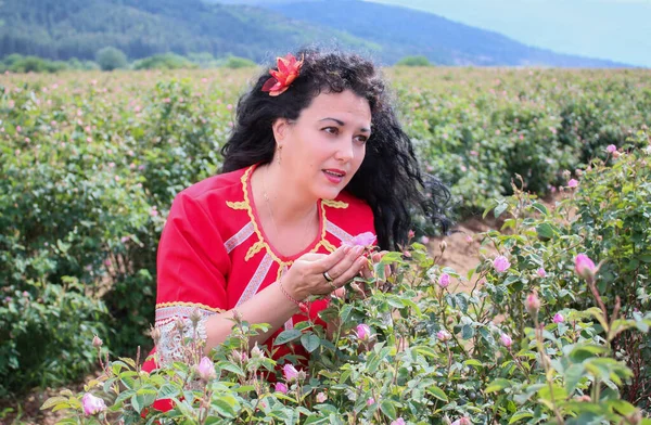 Krásná Mladá Žena Kostýmu Bulharského Folklóru Pózující Poli Růží — Stock fotografie