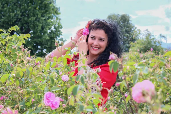 Beautiful Young Woman Bulgarian Folklore Costume Posing Field Roses — Stock Photo, Image