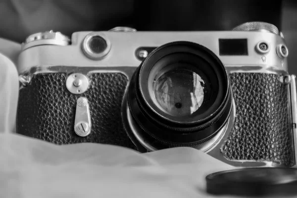 Κοντινή Εικόνα Μιας Vintage Φωτογραφικής Μηχανής Ασπρόμαυρο — Φωτογραφία Αρχείου