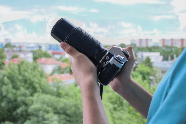 Imagen Cerca Las Manos Del Hombre Sosteniendo Una Vieja Cámara — Foto de Stock