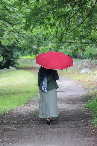 Jonge Mooie Vrouw Een Groene Rok Een Groen Shirt Wandelen — Stockfoto