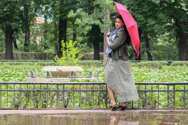 Jonge Mooie Vrouw Een Groene Rok Een Groen Shirt Wandelen — Stockfoto